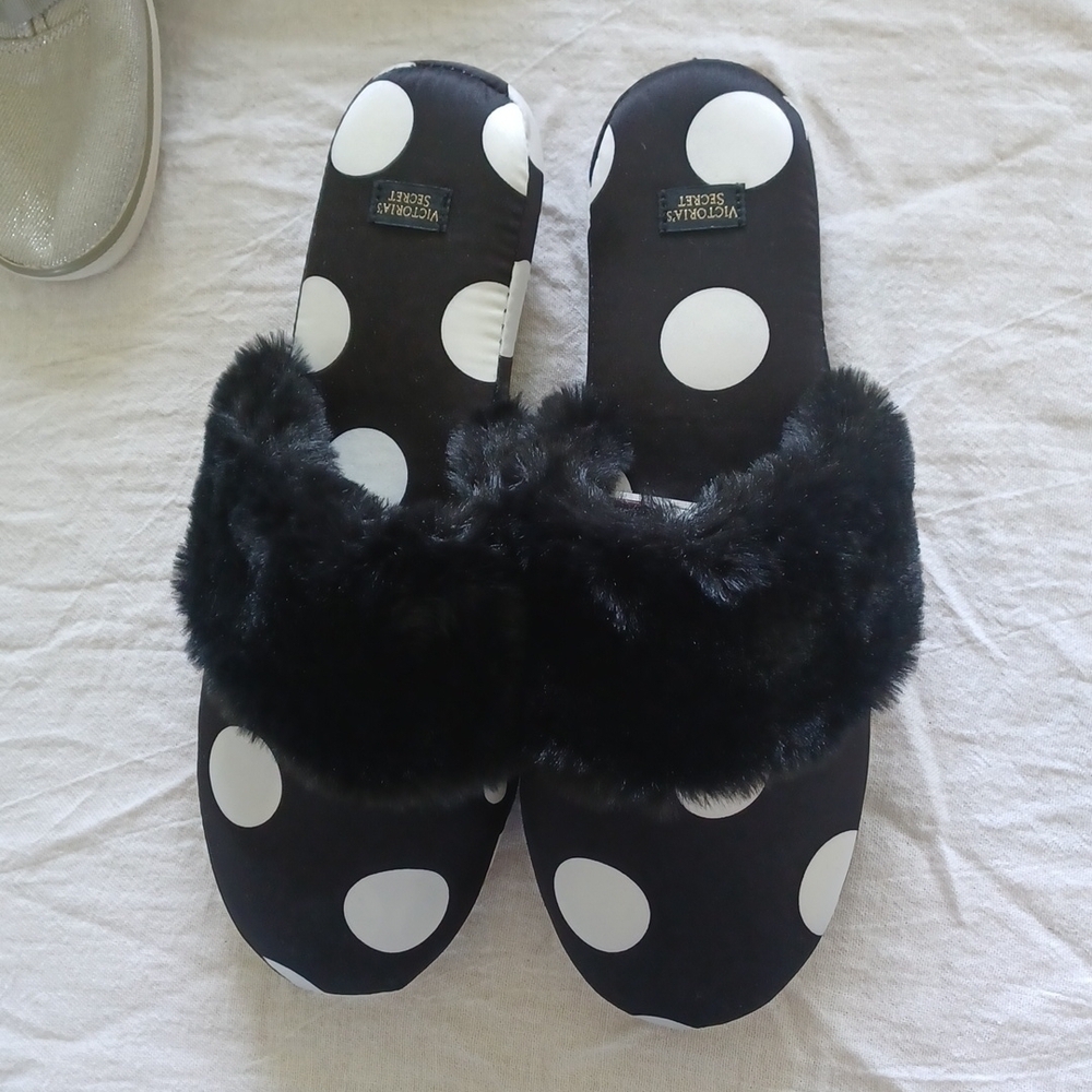 Victoria Secret Slide On Closed Toe Slippers. Black & White  Size:M new